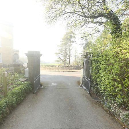 Entire Victorian Lodge In A Privately Gated Estate With Secure Parking For Two Cars And A Newly Refurbished Bathroom Bagian luar foto