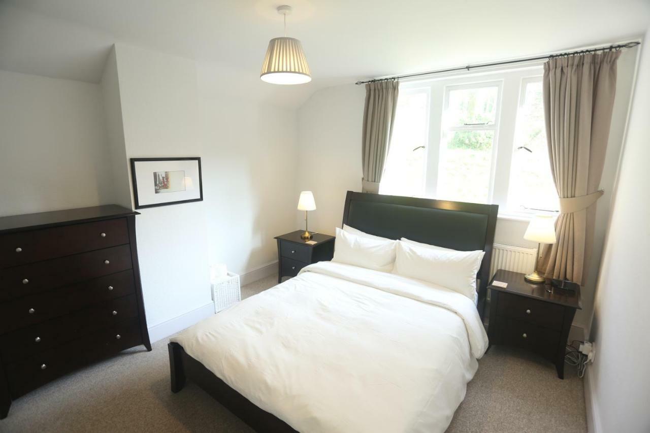 Entire Victorian Lodge In A Privately Gated Estate With Secure Parking For Two Cars And A Newly Refurbished Bathroom Bagian luar foto