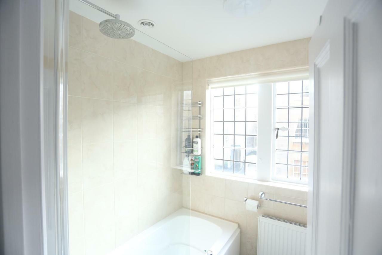 Entire Victorian Lodge In A Privately Gated Estate With Secure Parking For Two Cars And A Newly Refurbished Bathroom Bagian luar foto