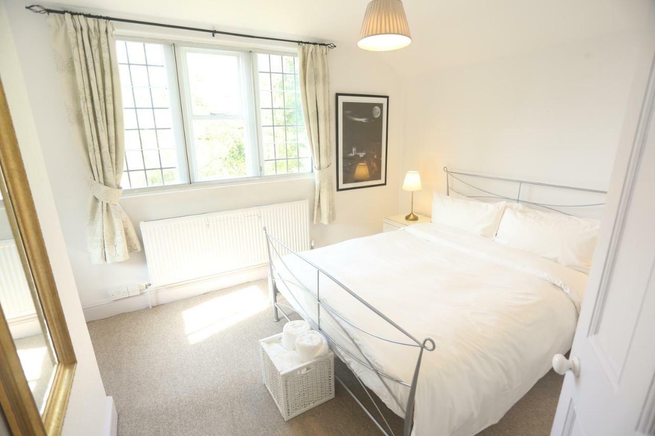 Entire Victorian Lodge In A Privately Gated Estate With Secure Parking For Two Cars And A Newly Refurbished Bathroom Bagian luar foto