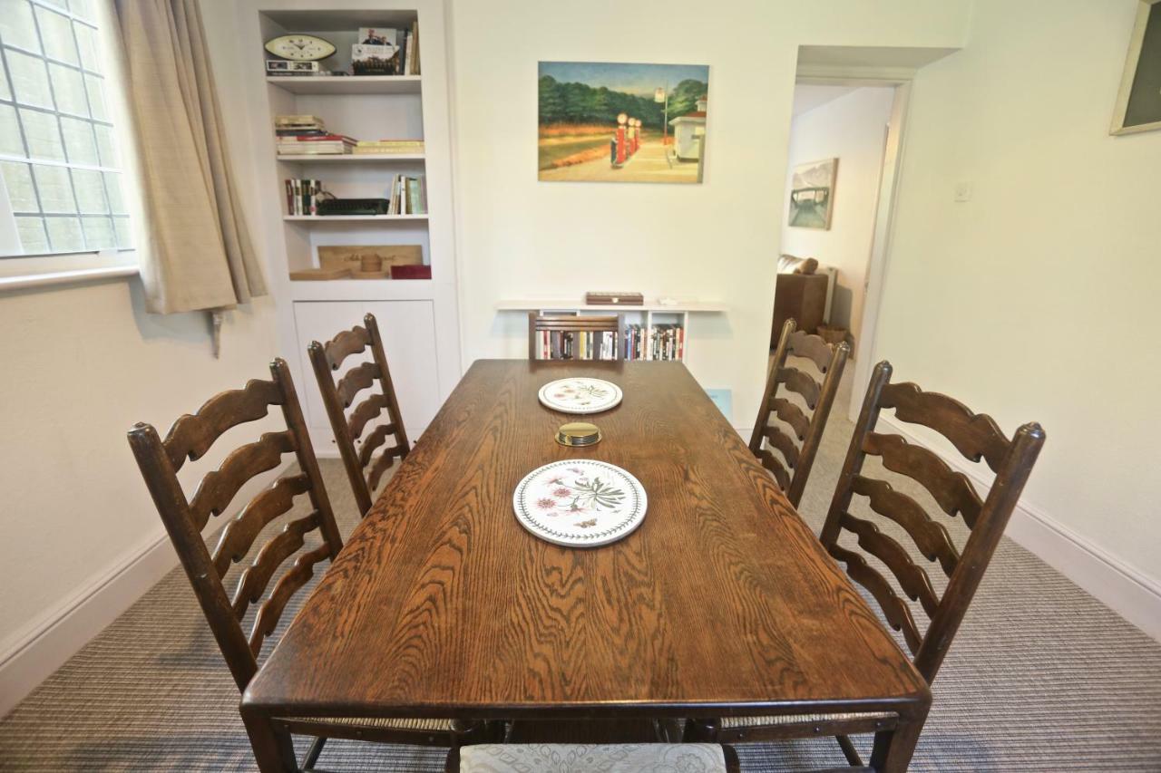 Entire Victorian Lodge In A Privately Gated Estate With Secure Parking For Two Cars And A Newly Refurbished Bathroom Bagian luar foto