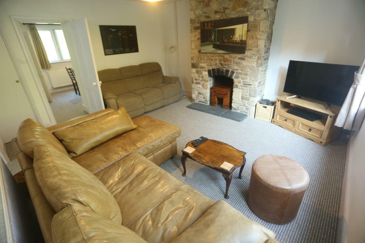 Entire Victorian Lodge In A Privately Gated Estate With Secure Parking For Two Cars And A Newly Refurbished Bathroom Bagian luar foto