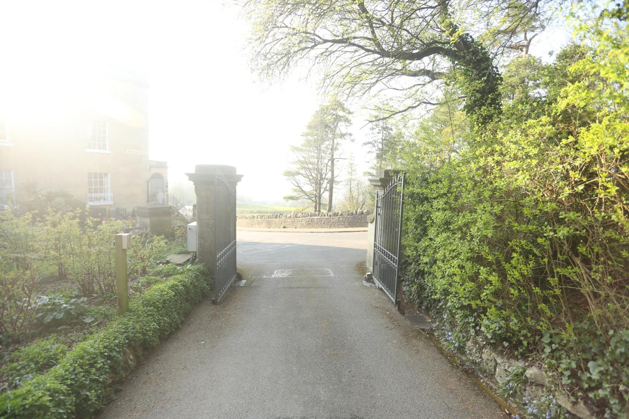 Entire Victorian Lodge In A Privately Gated Estate With Secure Parking For Two Cars And A Newly Refurbished Bathroom Bagian luar foto